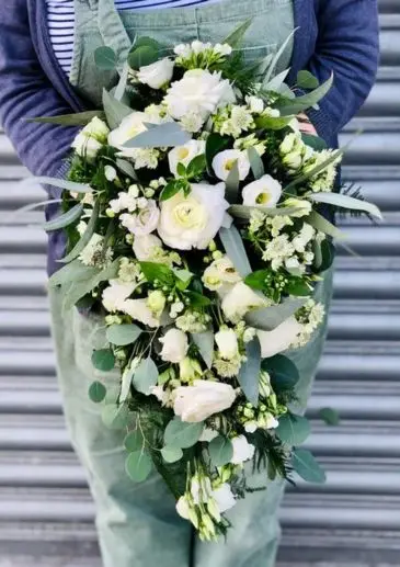 Neat teardrop wedding bouquet